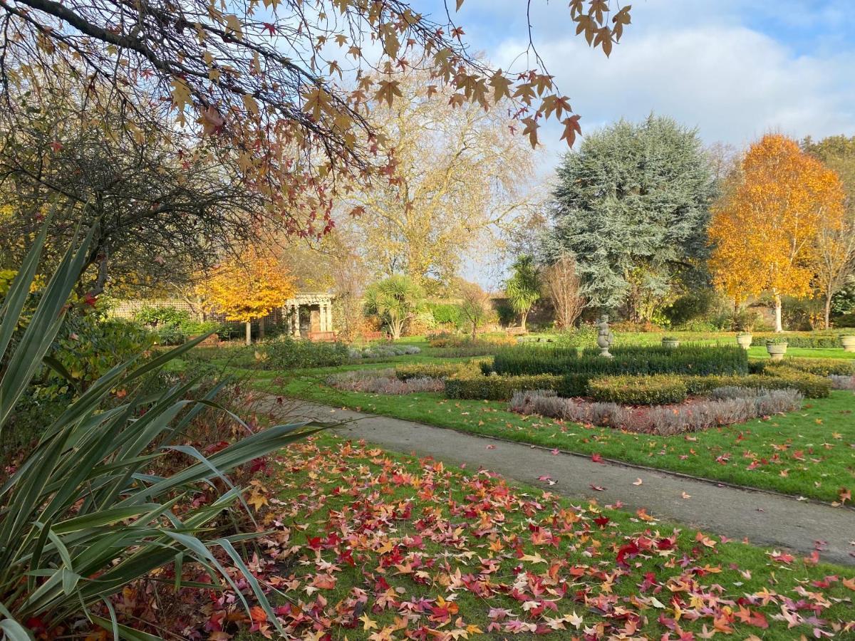 Immaculate 1-Bed Apartment Near The River Thames Sunbury-on-Thames Exterior foto