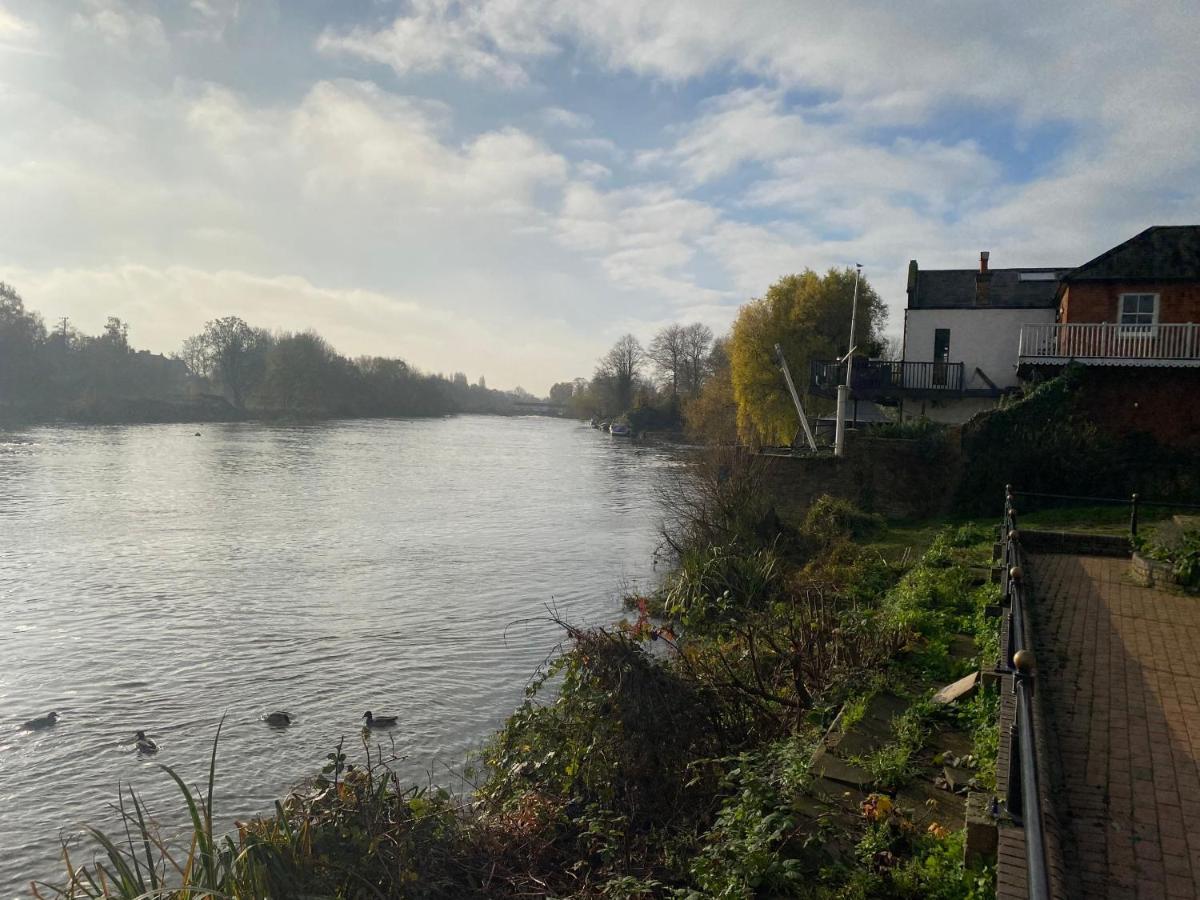 Immaculate 1-Bed Apartment Near The River Thames Sunbury-on-Thames Exterior foto